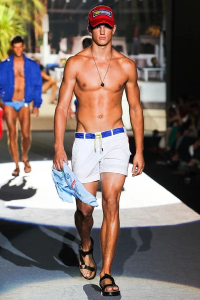 Look 18